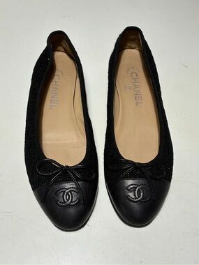 CHANEL Black Quilted Cap-Toe CC Logo Ballet Flats